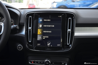 2019款沃尔沃XC40 2.0T四驱破晓冰雪白T4