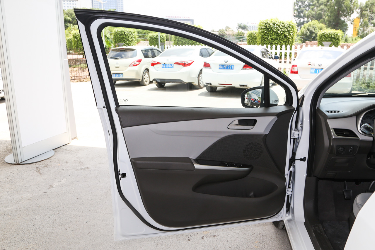 2016款雪佛兰乐风RV 1.5L手动畅行版 雪域白