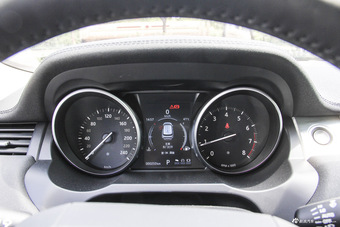 2016款揽胜极光2.0T自动SE智耀版 玉龙雪山白