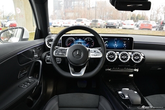 2019款奔驰A级 1.3T自动200 L运动轿车先行特别版