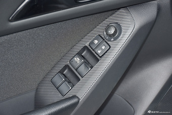 2016款马自达3昂克赛拉1.5L手动三厢豪华型 炫亮银