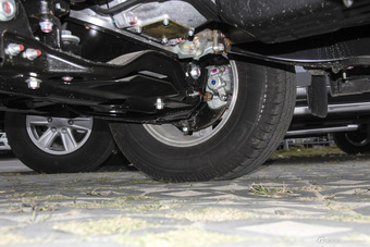 2015款五十铃D-MAX 2.5T自动四驱超豪华款