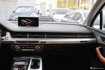 2018款奥迪Q7 3.0T自动45TFSI尊贵型