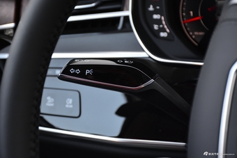 2018款奥迪A8L 3.0T自动55 TFSI quattro尊贵型
