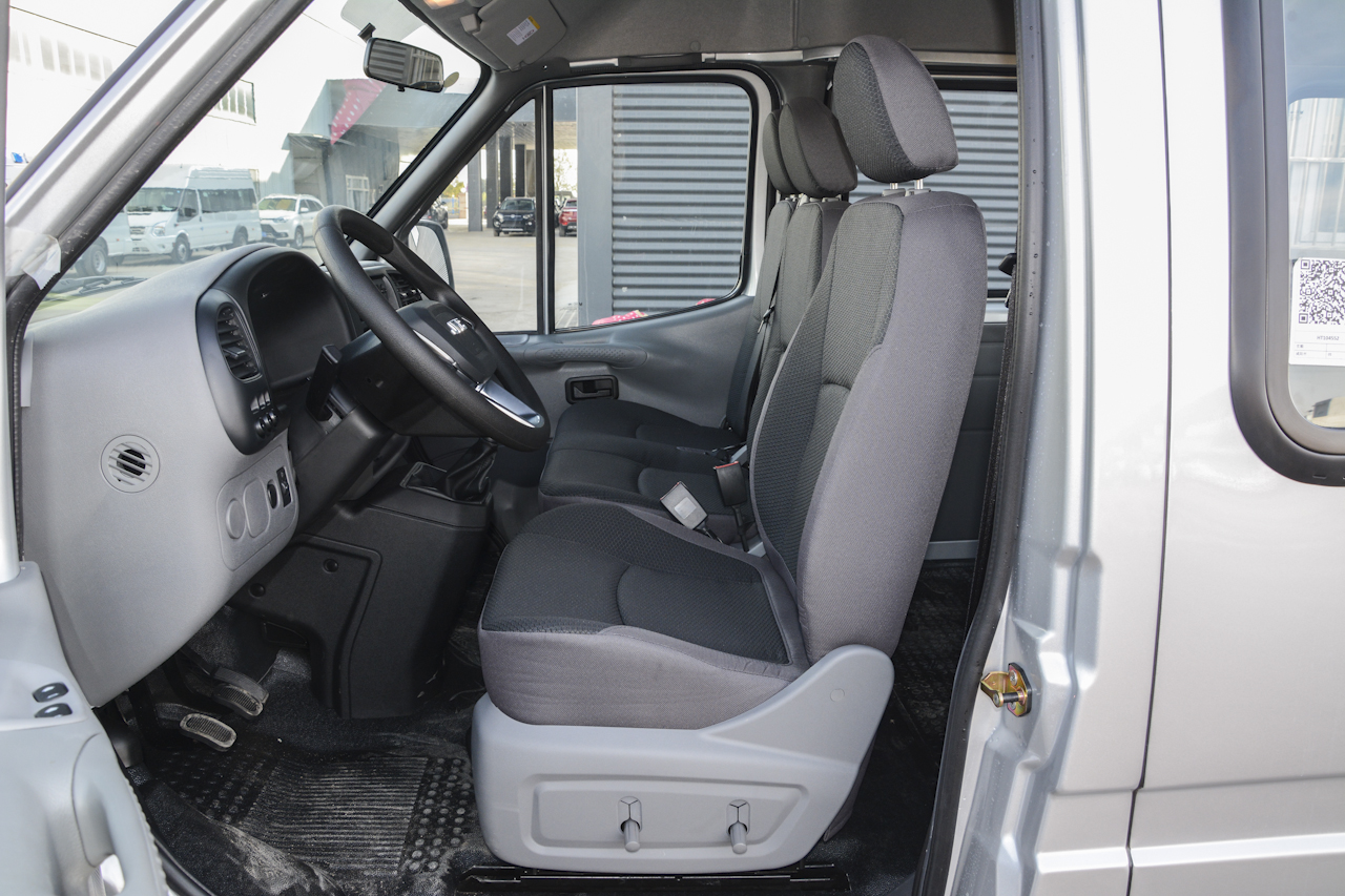 2017款特顺2.8T手动商运型短轴中顶6/7/8座JX493