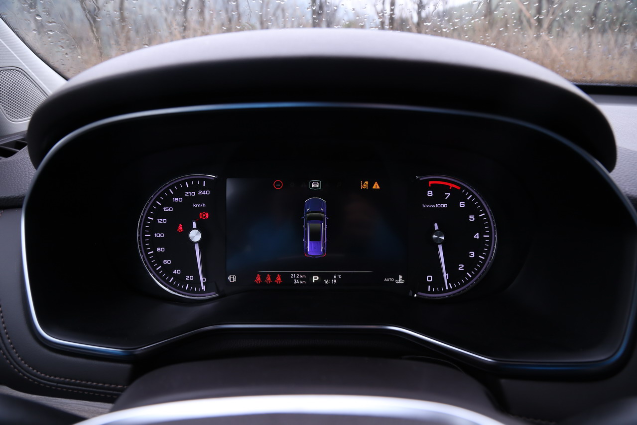 2018款荣威RX8 2.0T自动智联网四驱至尊版