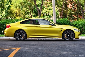 2017款宝马M4手动双门轿跑车