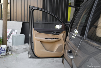 2017款宝骏730 1.8L iAMT豪华型7座