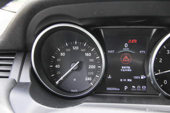 2016款揽胜极光2.0T自动SE智耀版 玉龙雪山白