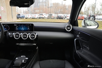 2019款奔驰A级 1.3T自动200 L运动轿车先行特别版