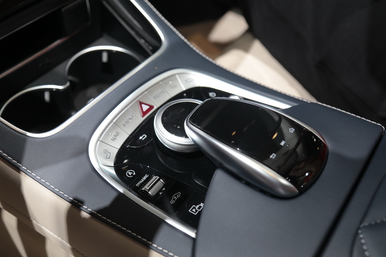 图集|迈巴赫新款S级车展发布 采用双色车身