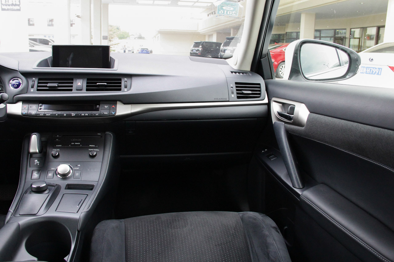 2014款雷克萨斯CT 1.8L自动200h舒适版双色