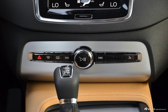2018款沃尔沃XC90升级版 2.0T自动 T6智逸版