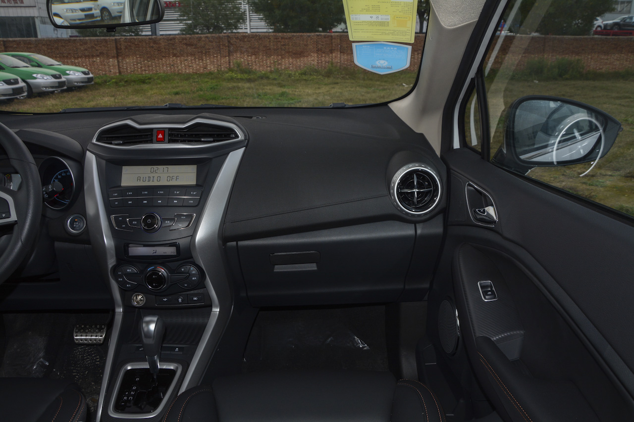 2017款比亚迪元1.5L手动酷炫时尚型