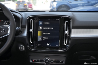 2019款沃尔沃XC40 2.0T四驱破晓冰雪白T4