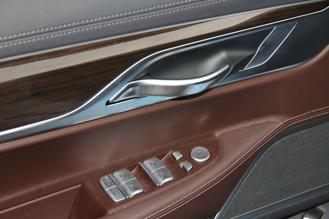 2017款宝马7系730Li 2.0T自动豪华型