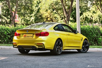2017款宝马M4手动双门轿跑车