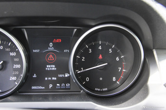 2016款揽胜极光2.0T自动SE智耀版 玉龙雪山白