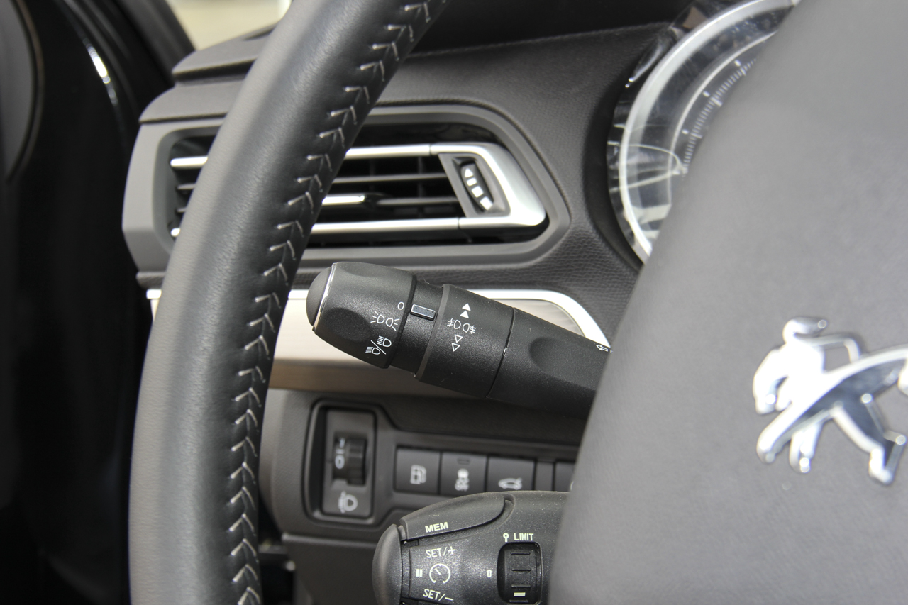 2018款东风标致408改款1.8L自动豪华版