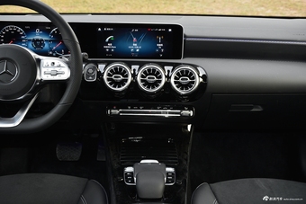 2019款奔驰A级 1.3T自动200 L运动轿车先行特别版