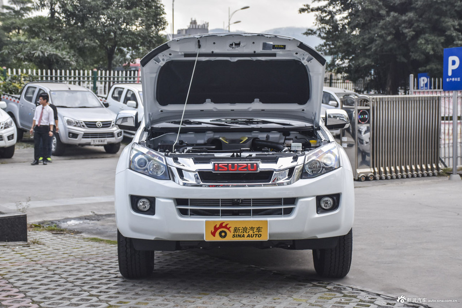 2015款五十铃D-MAX 2.5T自动两驱高通过精英款
