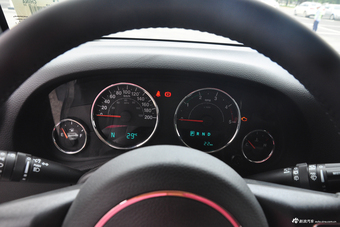 2015款牧马人2.8TD自动四门舒享版Sahara