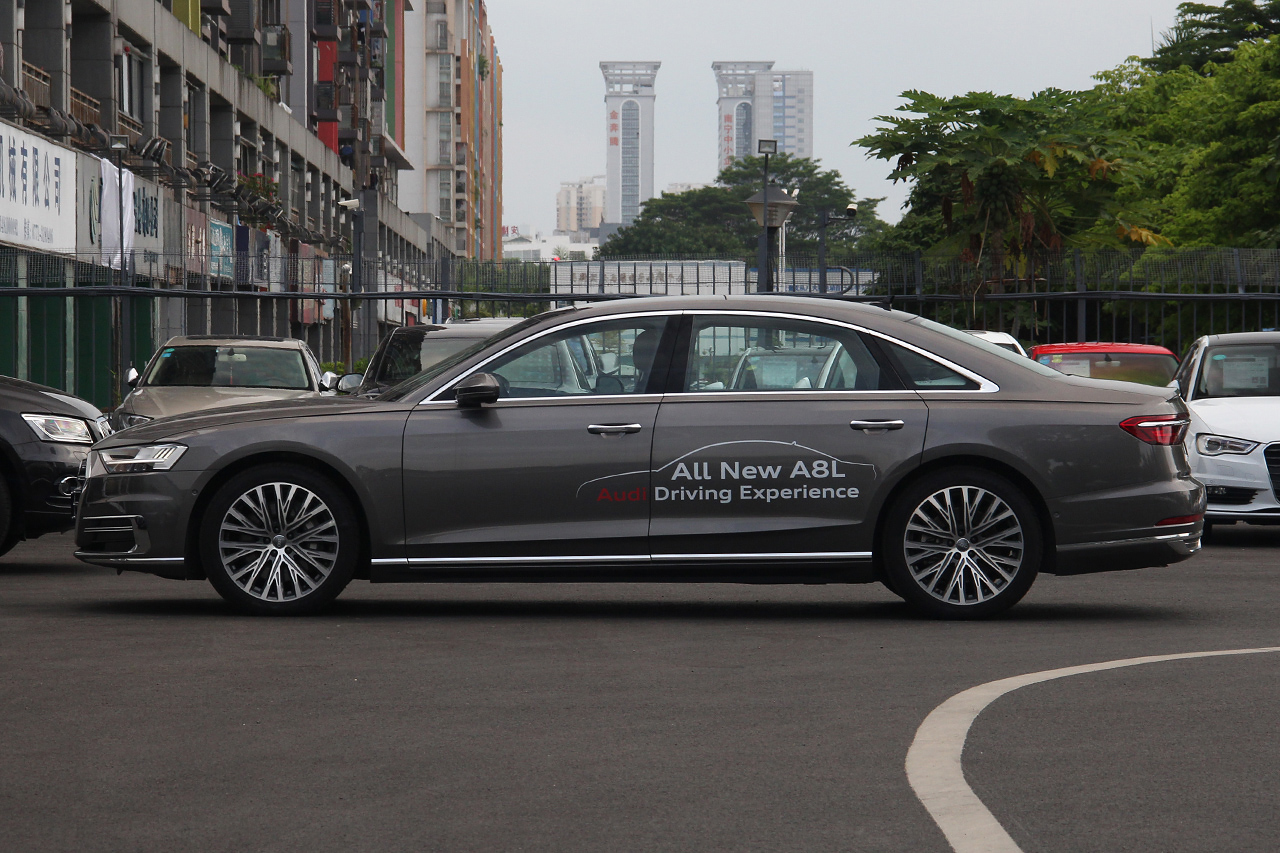 2018款奥迪A8L 3.0T自动55 TFSI quattro豪华型