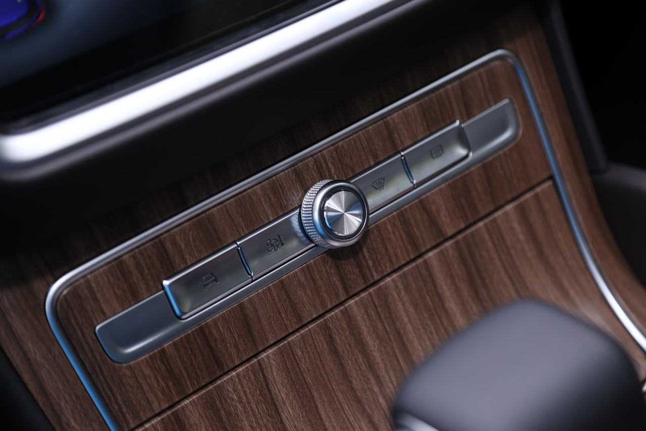 2018款荣威RX8 2.0T自动智联网四驱至尊版