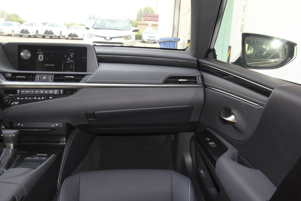 2018款雷克萨斯ES 2.5L自动300h卓越版