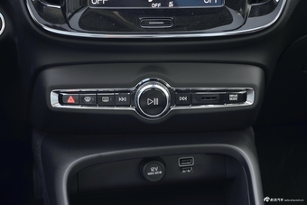 2019款沃尔沃XC40 2.0T四驱破晓冰雪白T4