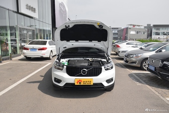 2019款沃尔沃XC40 2.0T四驱运动日暮水晶白T5
