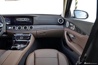 2017款奔驰E级2.0T自动 200 L 运动型 4MATIC