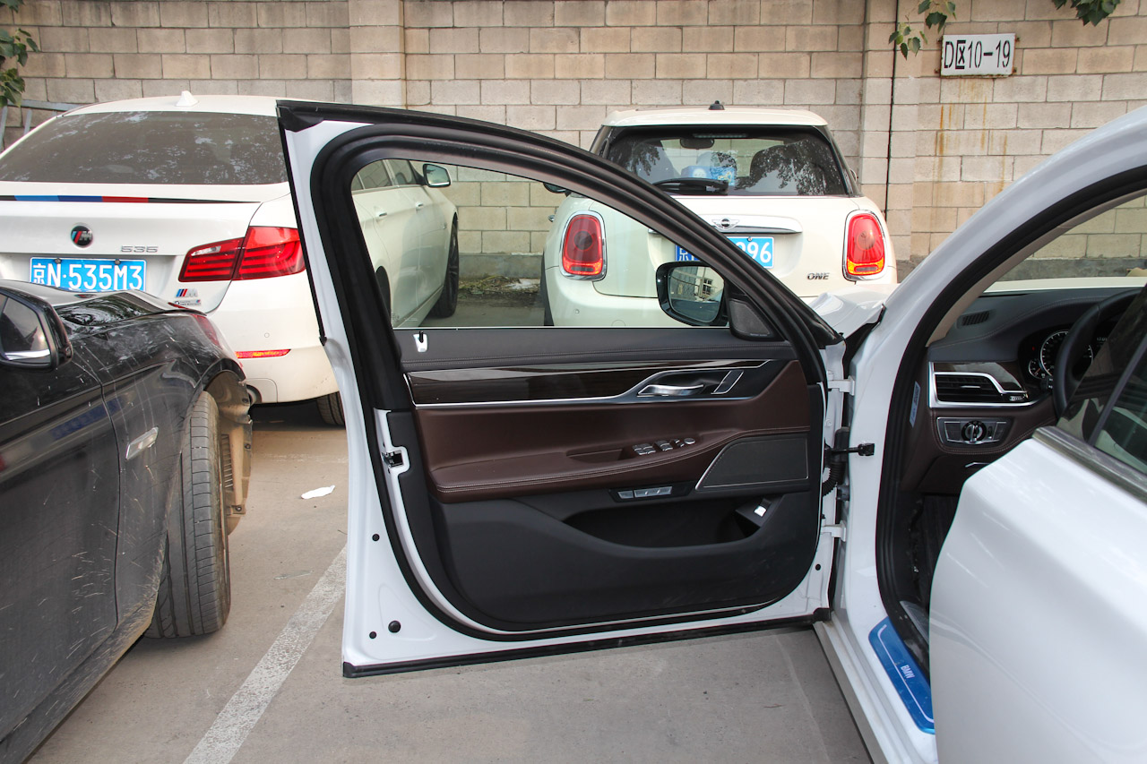 2017款宝马7系730Li 2.0T自动豪华型