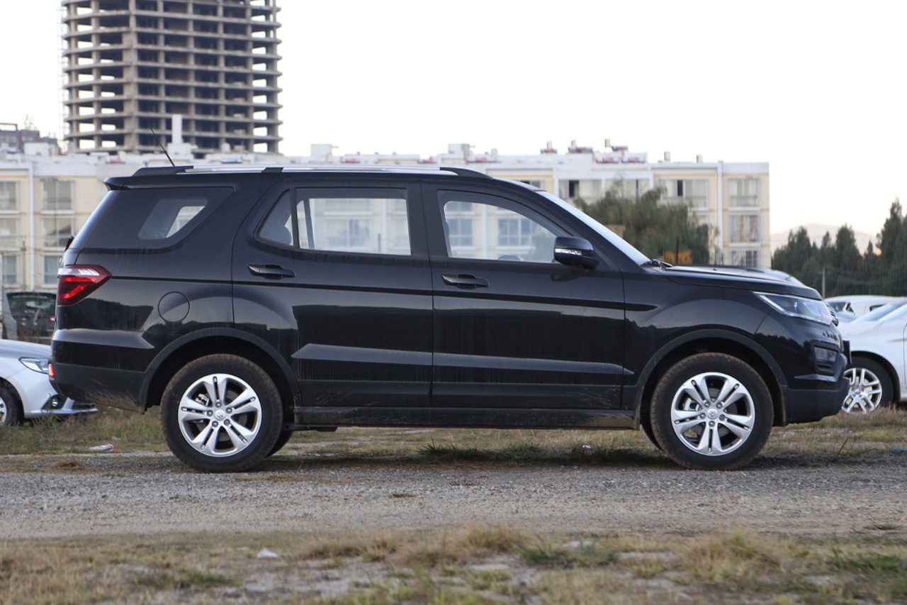 2016款长安CX70 1.6L手动运动型