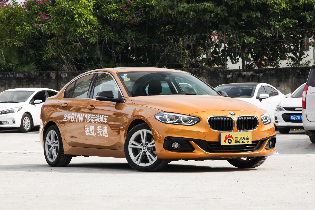 2018款宝马1系118i自动设计套装型