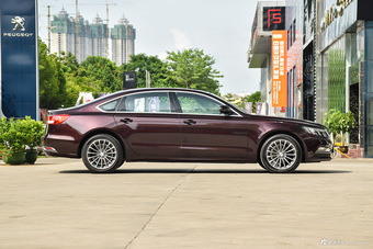 2016款众泰Z700 1.8T自动DCT豪华型 宝石红