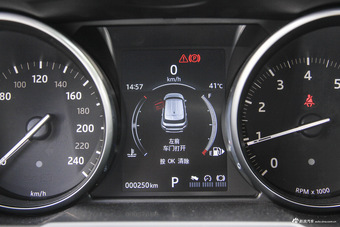 2016款揽胜极光2.0T自动SE智耀版 玉龙雪山白