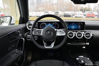 2019款奔驰A级 1.3T自动200 L运动轿车先行特别版