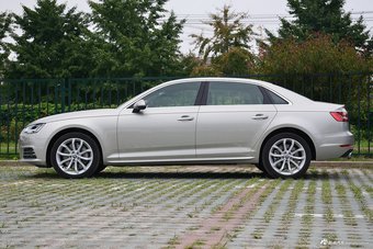 2017款奥迪A4L 2.0T自动45TFSI quattro风尚型