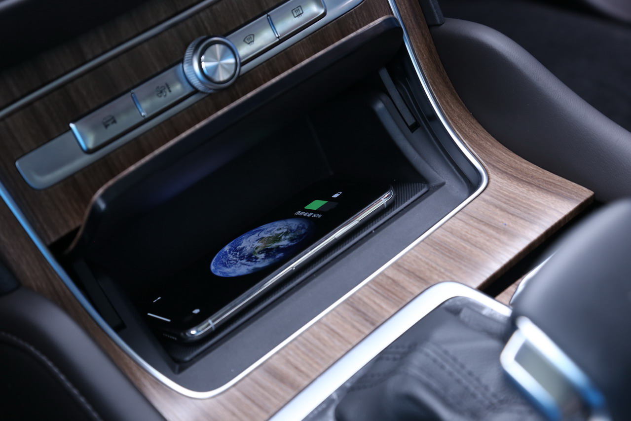 2018款荣威RX8 2.0T自动智联网四驱至尊版