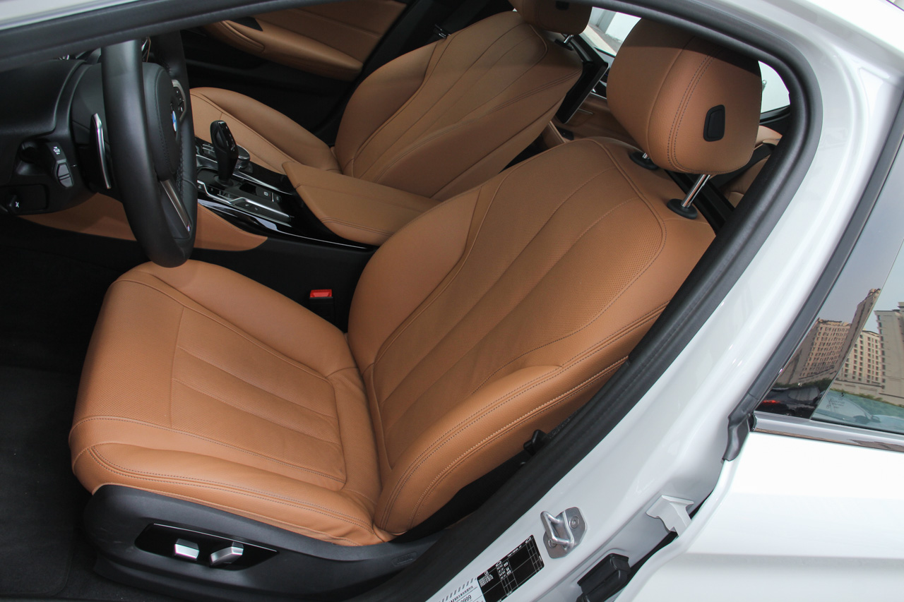 2018款宝马5系2.0T自动530Li领先型 M运动套装