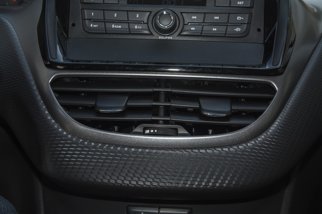 2018款标致2008 1.6L自动潮流版