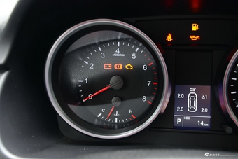 2017款哈弗H6运动版1.5T自动两驱豪华型蓝标 简约白