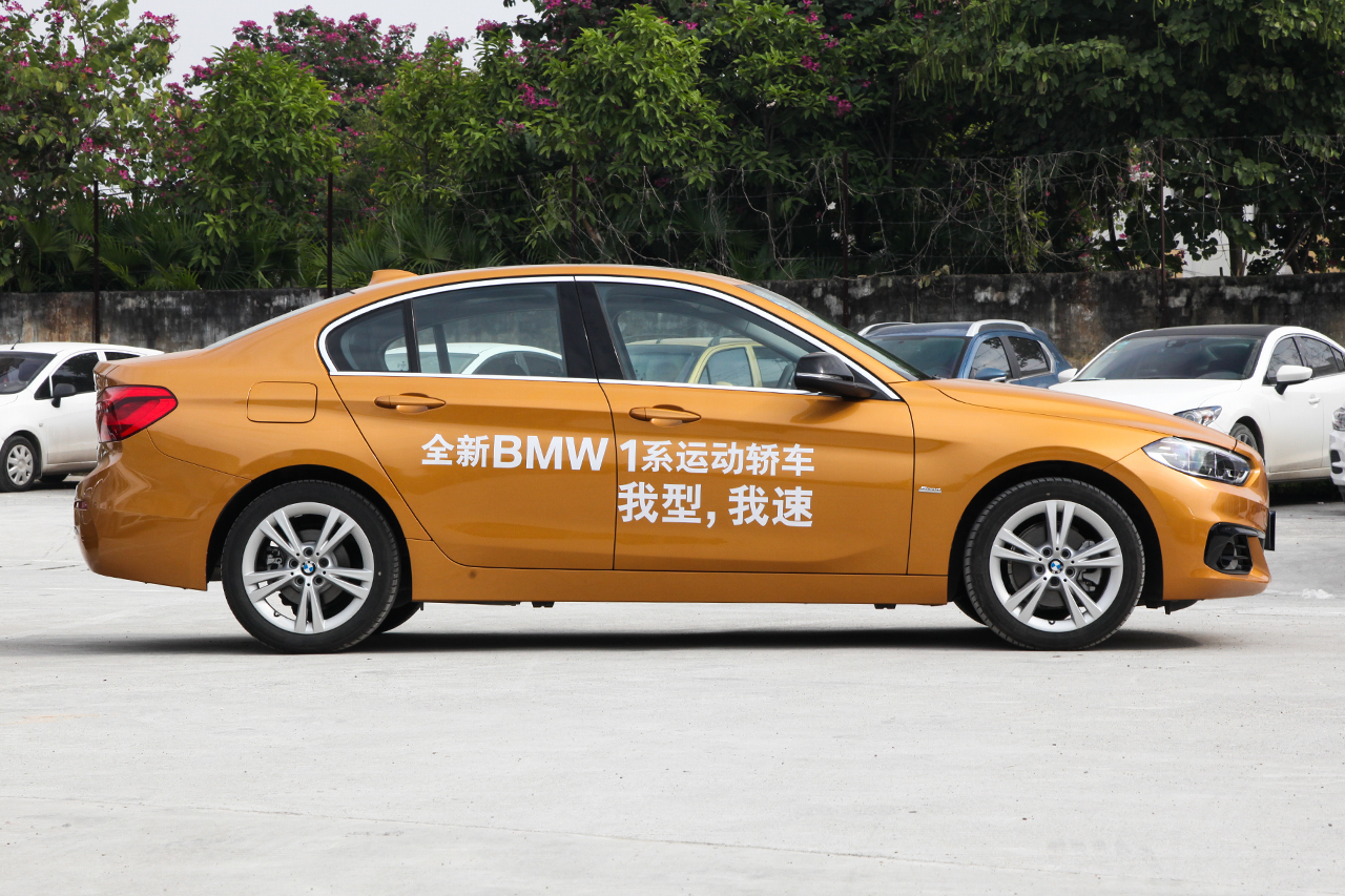 2018款宝马1系118i自动设计套装型
