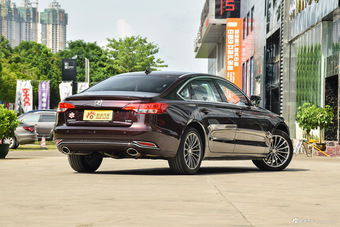 2016款众泰Z700 1.8T自动DCT豪华型 宝石红