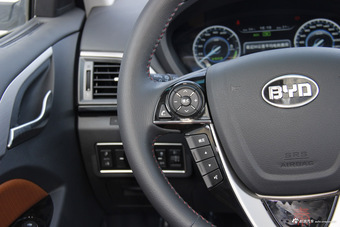 2016款比亚迪秦EV300尊荣型