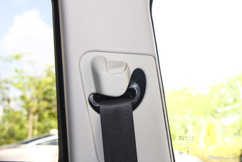 2016款揽胜极光2.0T自动SE智耀版 玉龙雪山白