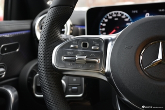 2019款奔驰A级 1.3T自动200 L运动轿车先行特别版