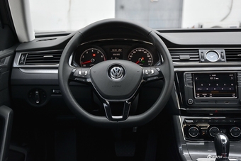 2017款上汽大众帕萨特330TSI DSG尊荣型