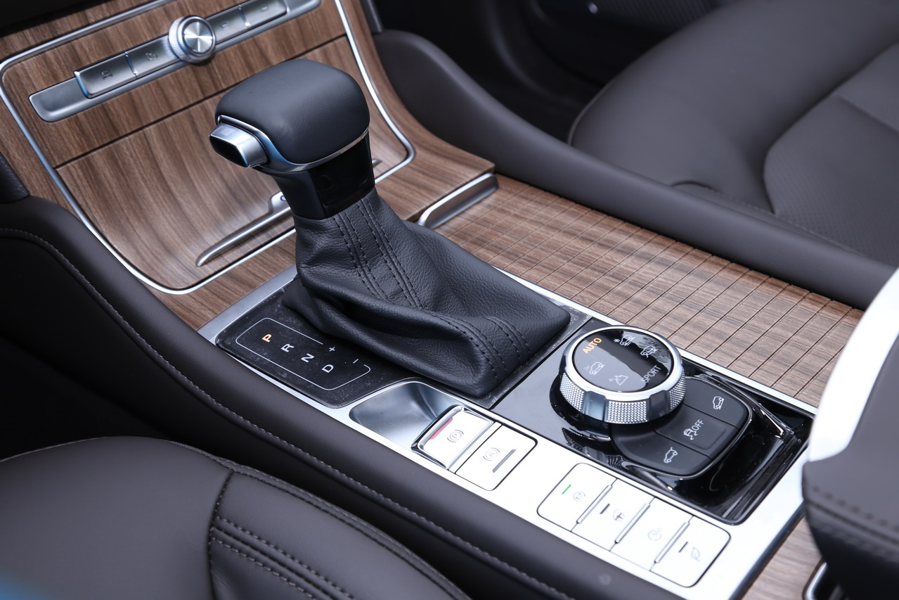 2018款荣威RX8 2.0T自动智联网四驱至尊版